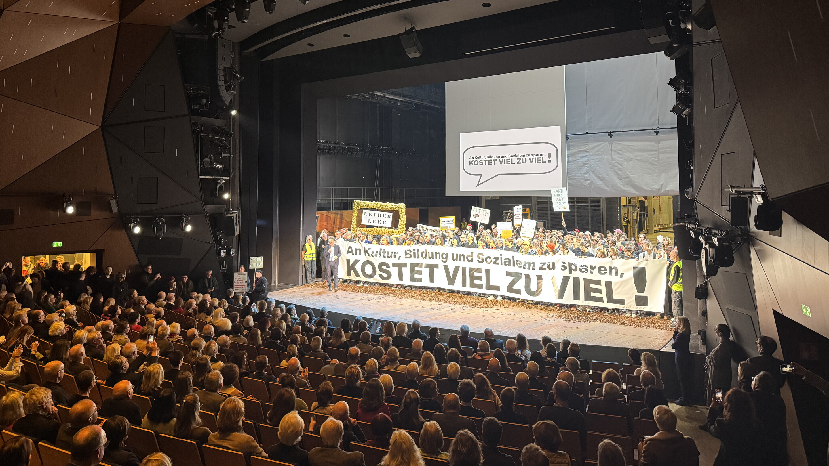 Viele Menschen versammeln sich bei einer Kulturaktion in Stuttgart.