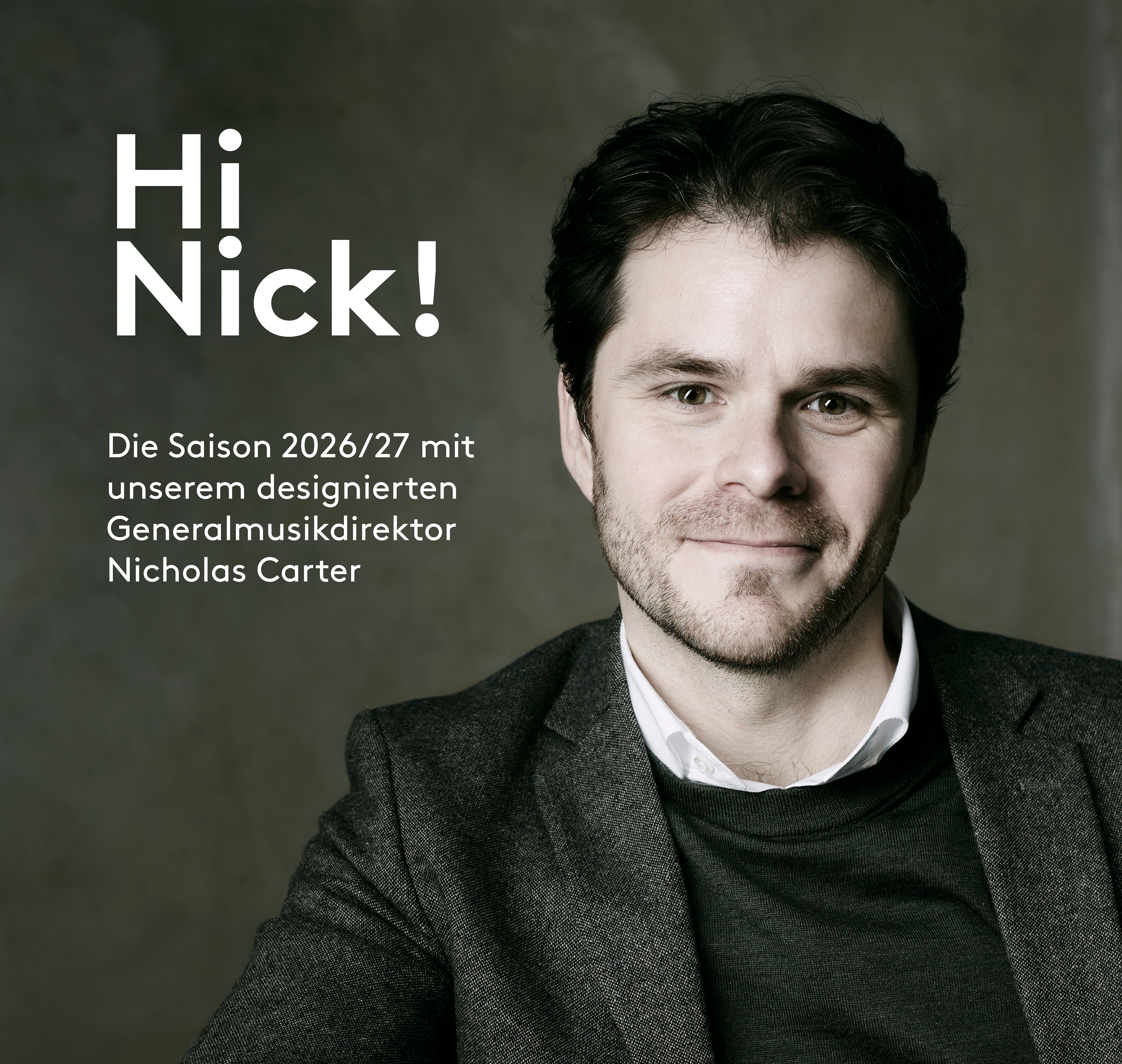Schwarzweiß-Portrait von Nicholas Carter vor einem dunklen Hintergrund.